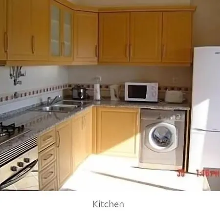 2-bed 5-min Walk To Shared Pool Free Parking Apartment