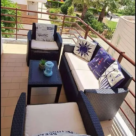 2-bed 5-min Walk To Shared Pool Free Parking *