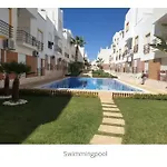 2-bed 5-min Walk To Shared Pool Free Parking דירה